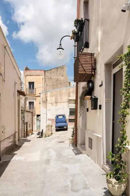 Vico Larzio 6 